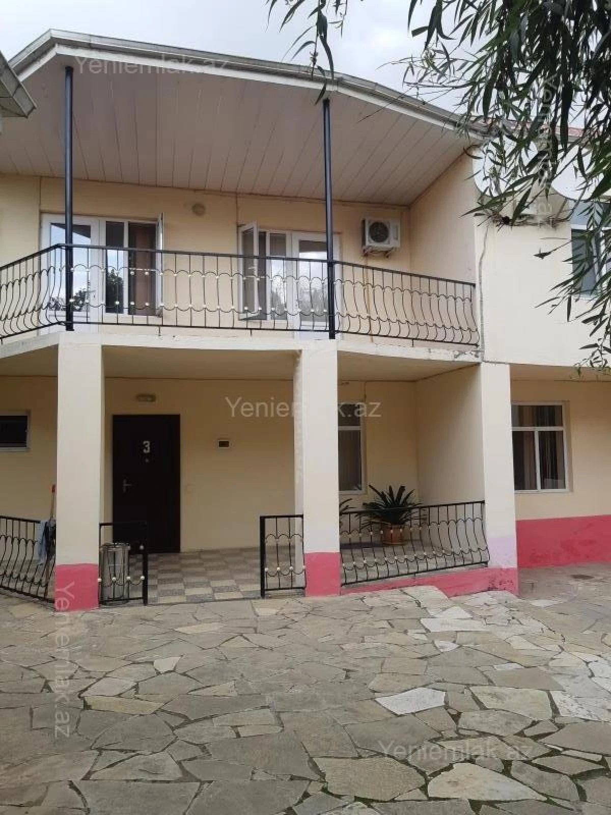 Satılır 15 otaqlı obyekt 1040 m²