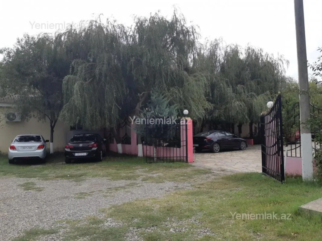 Satılır 15 otaqlı obyekt 1040 m²