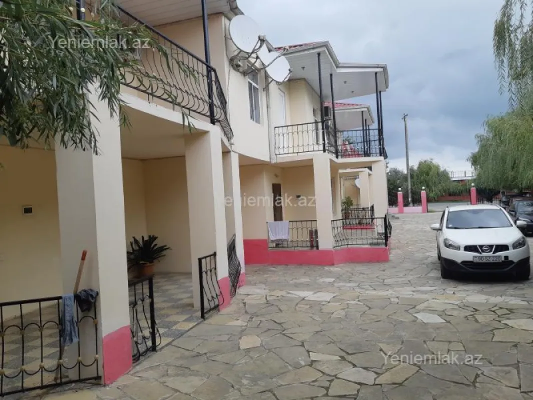 Satılır 15 otaqlı obyekt 1040 m²