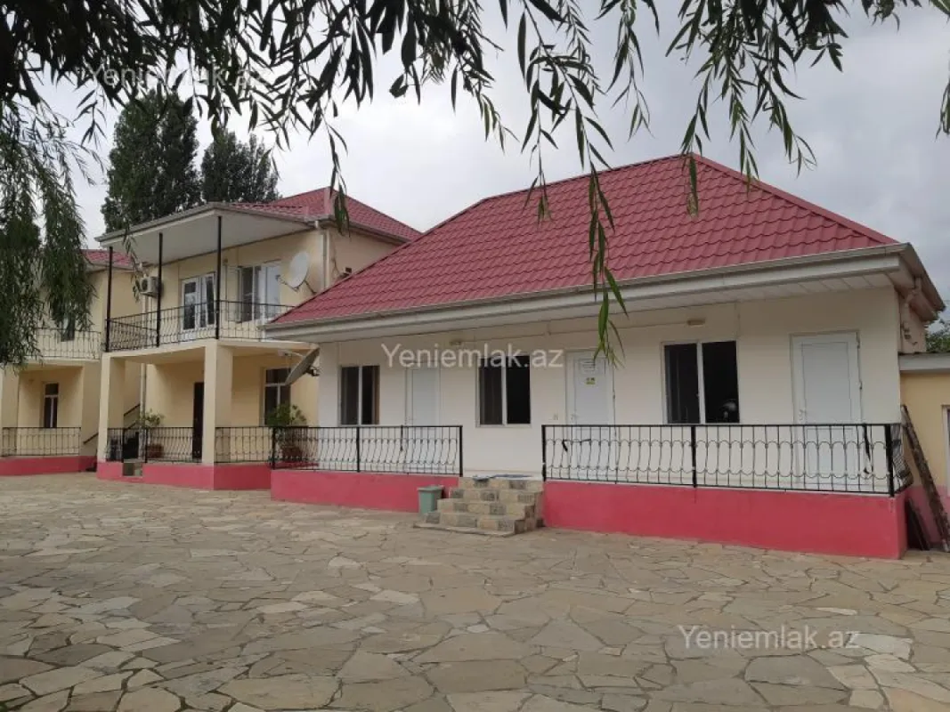 Satılır 15 otaqlı obyekt 1040 m²