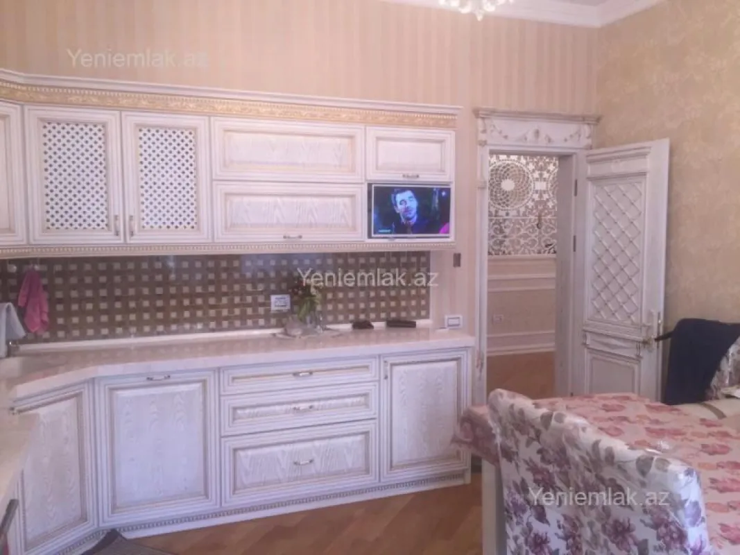 Satılır 7 otaqlı həyət evi 672 m²