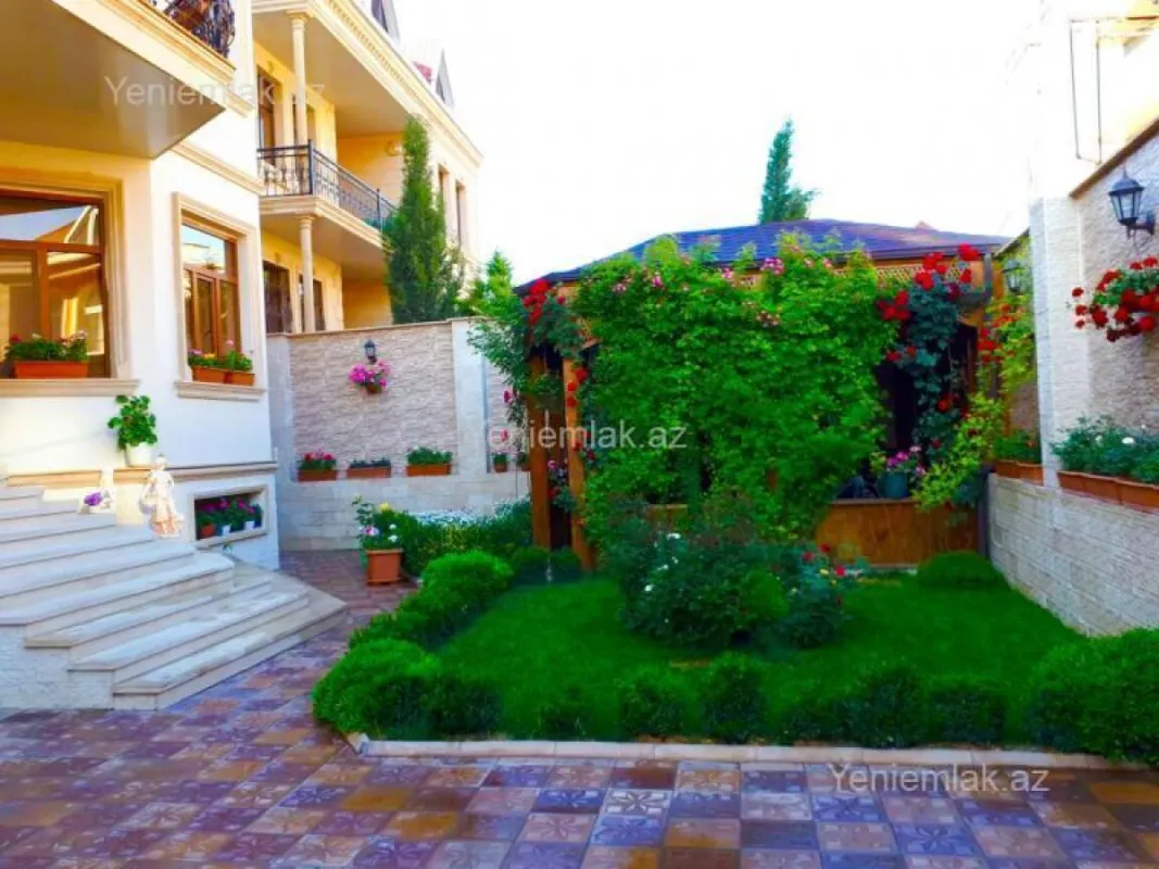 Satılır 7 otaqlı həyət evi 672 m²
