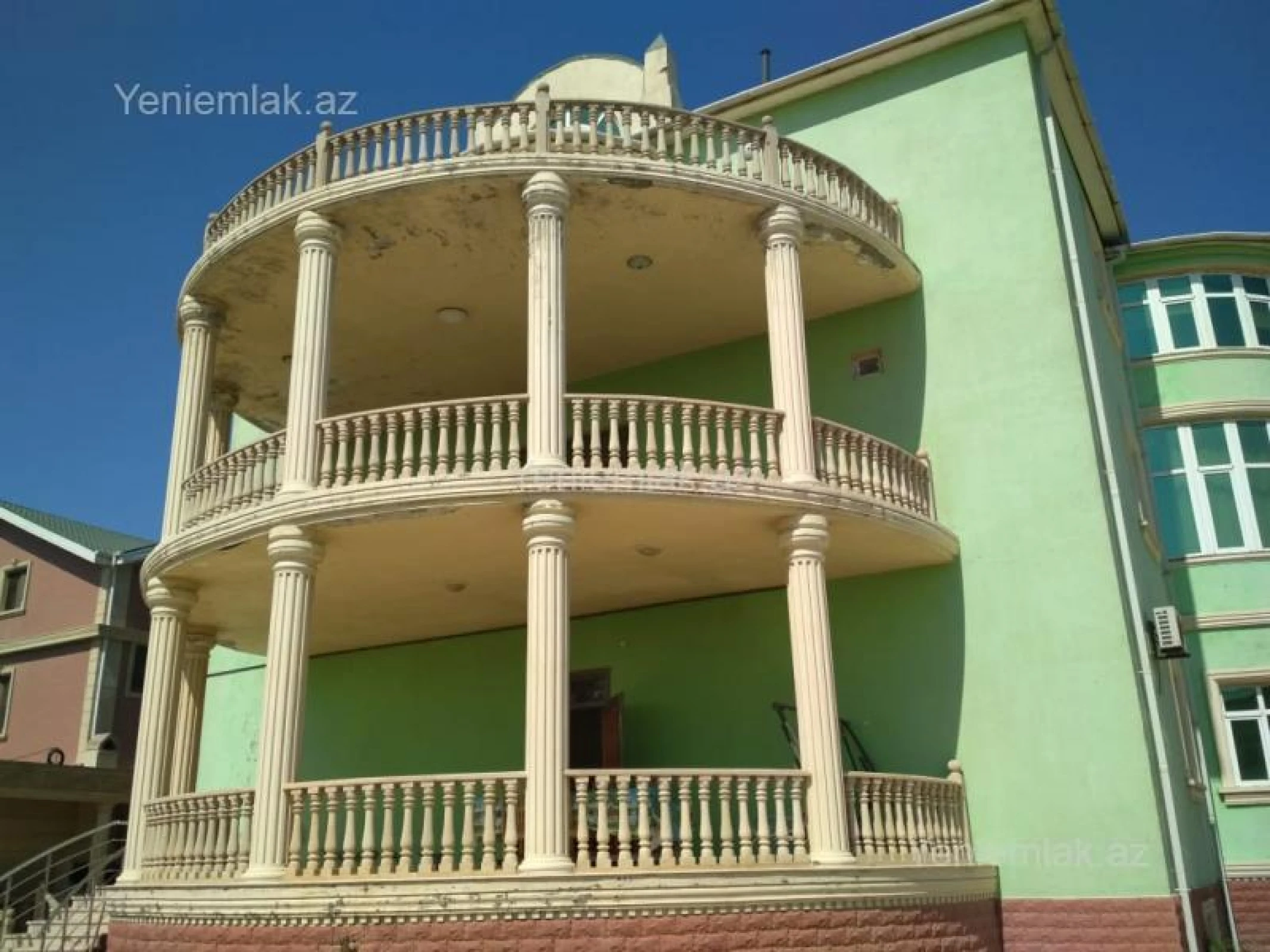 Satılır 12 otaqlı həyət evi 622 m²