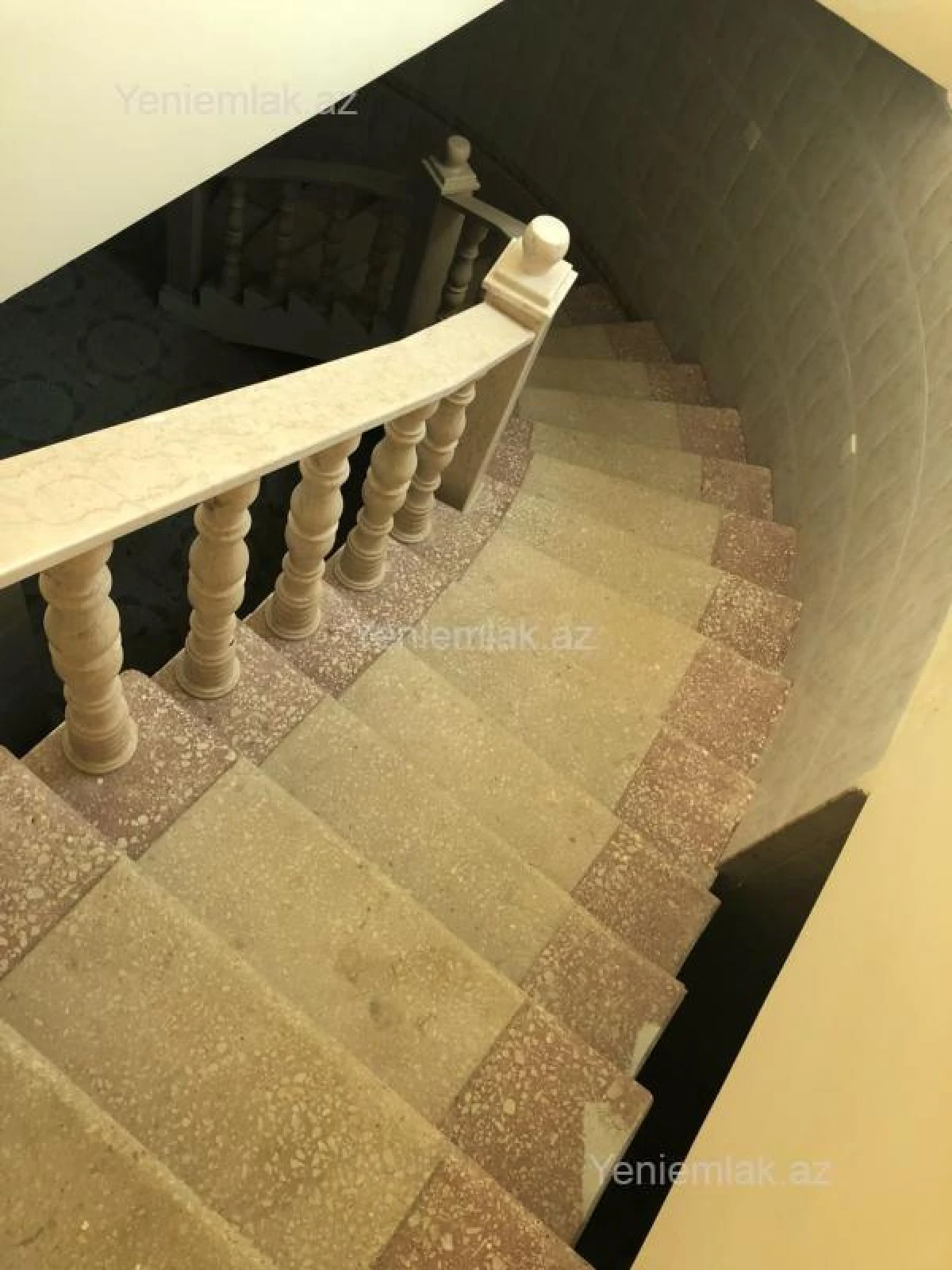 Satılır 12 otaqlı həyət evi 622 m²