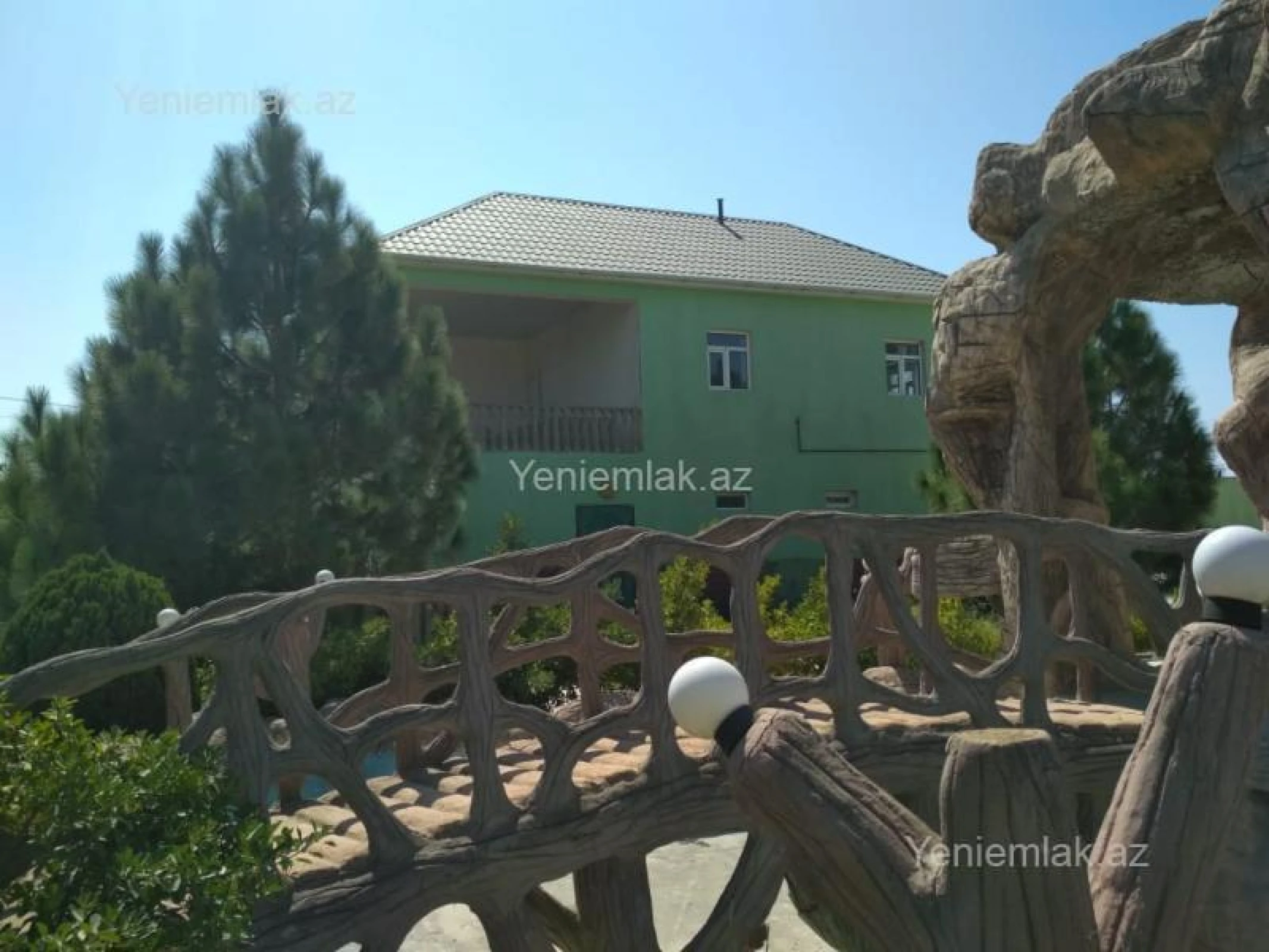 Satılır 12 otaqlı həyət evi 622 m²