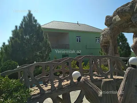 Satılır 12 otaqlı həyət evi 622 m²