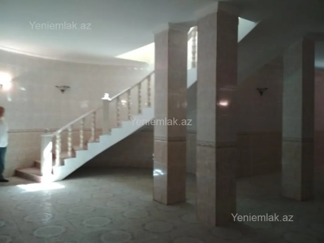 Satılır 12 otaqlı həyət evi 622 m²