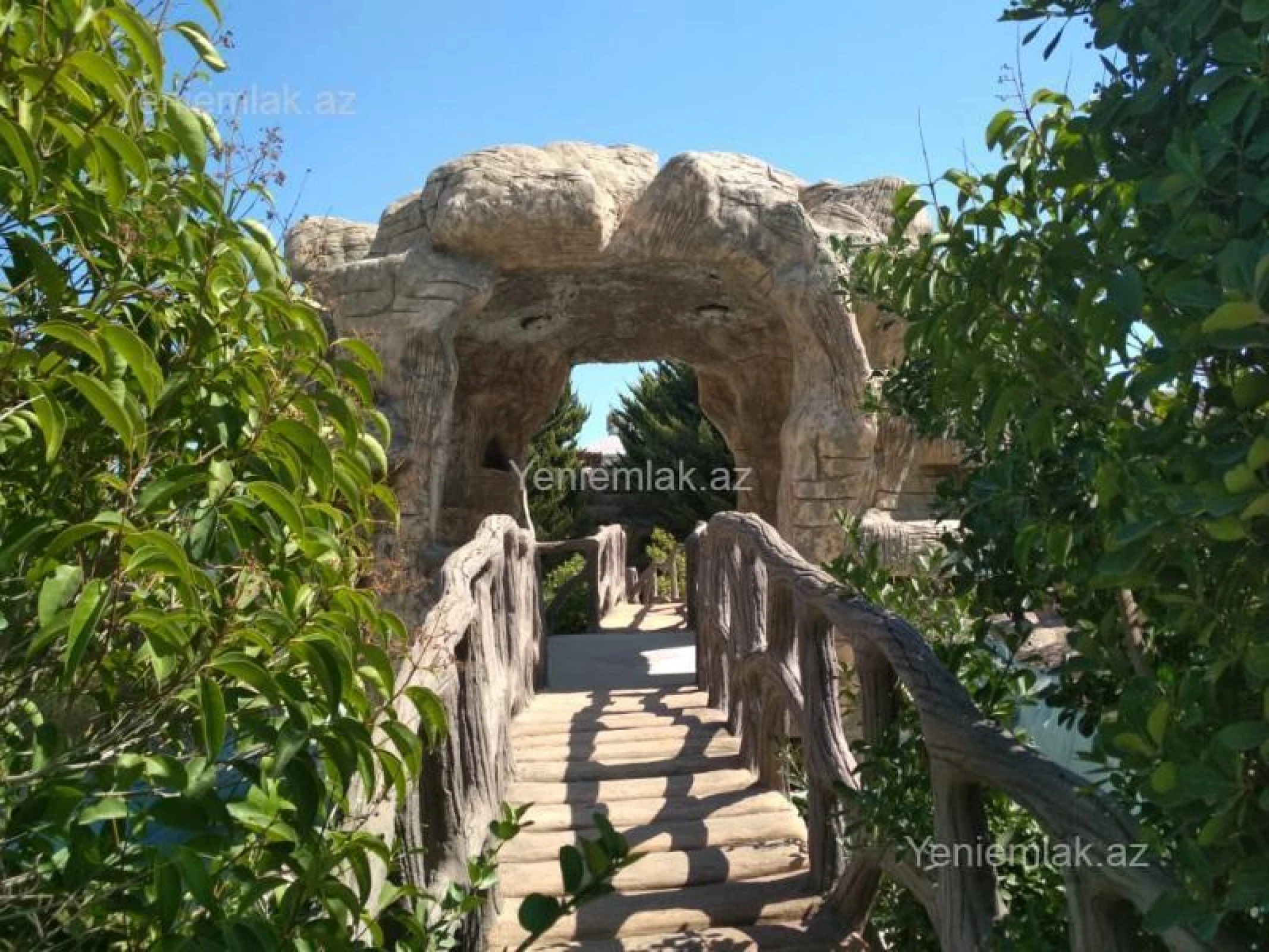 Satılır 12 otaqlı həyət evi 622 m²