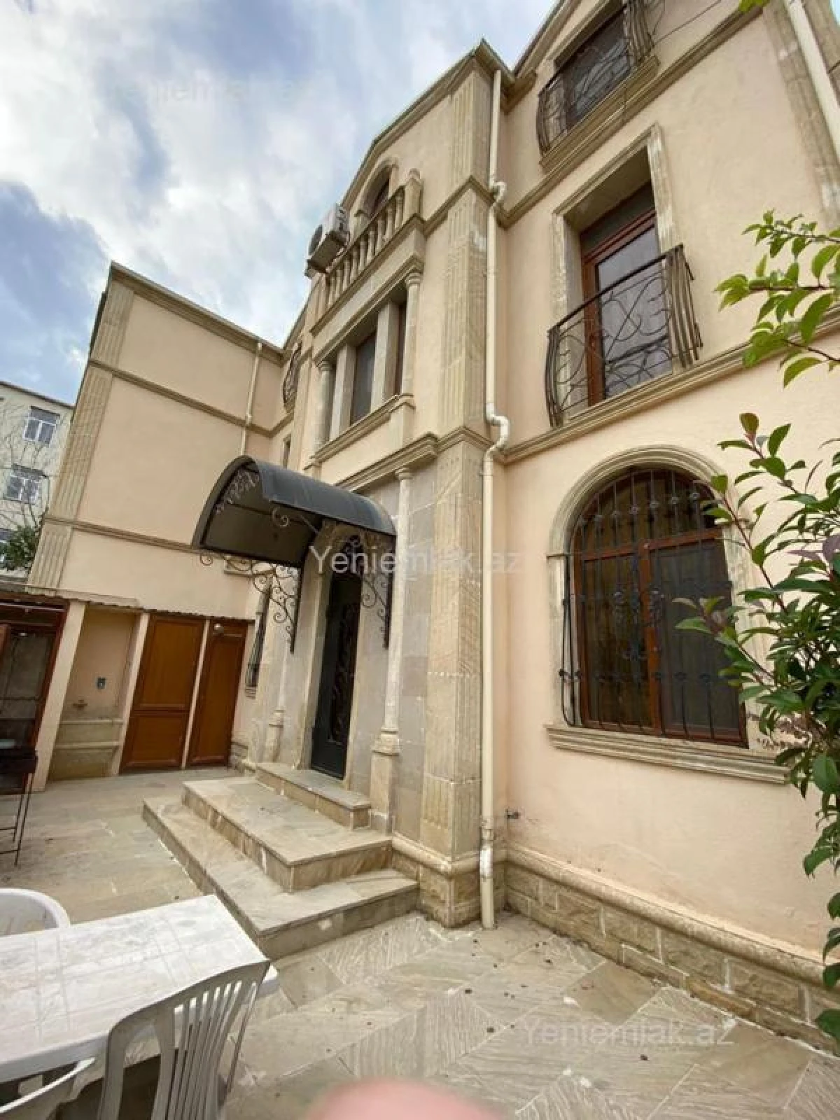 Satılır 4 otaqlı həyət evi 224 m²
