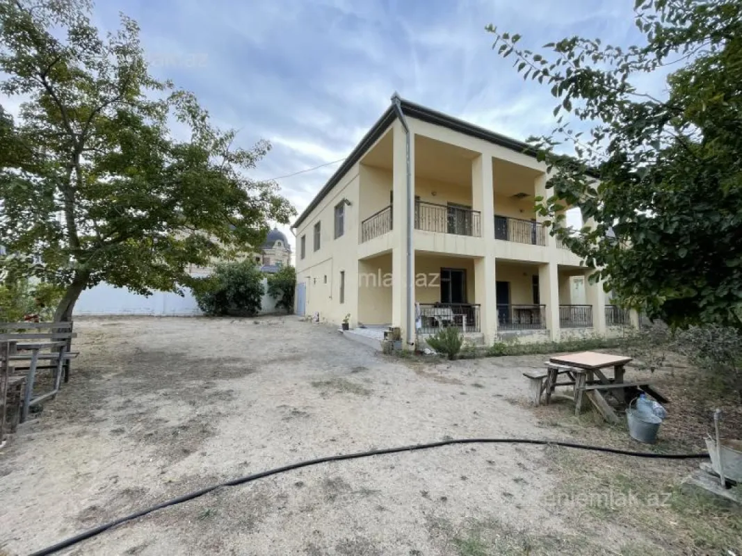 Satılır 7 otaqlı həyət evi 300 m²