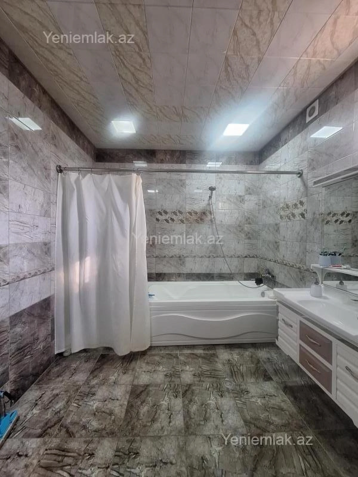 Satılır 5 otaqlı həyət evi 190 m²