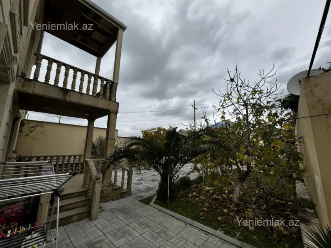 Satılır 7 otaqlı həyət evi 200 m²