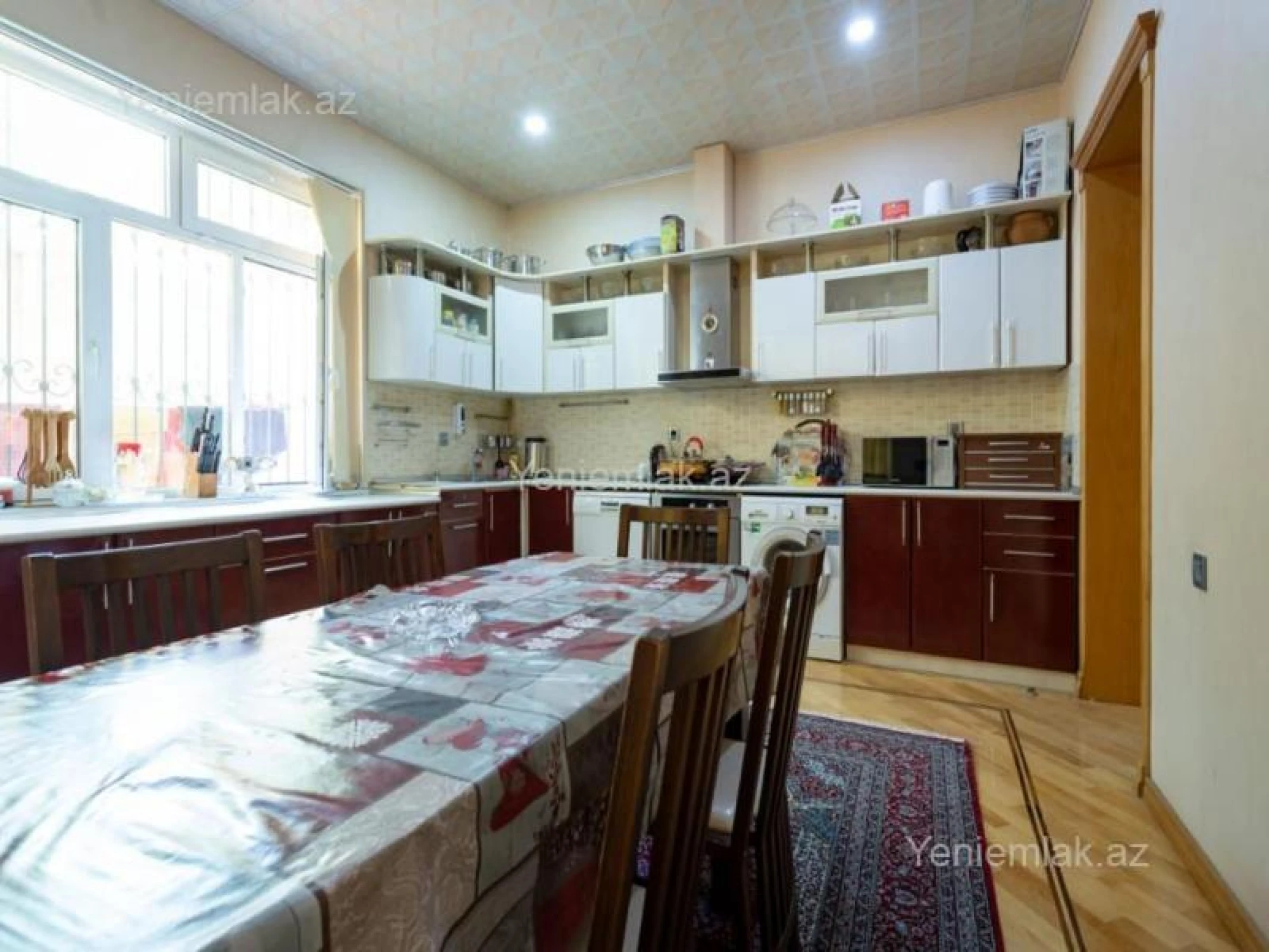 Satılır 9 otaqlı həyət evi 600 m²