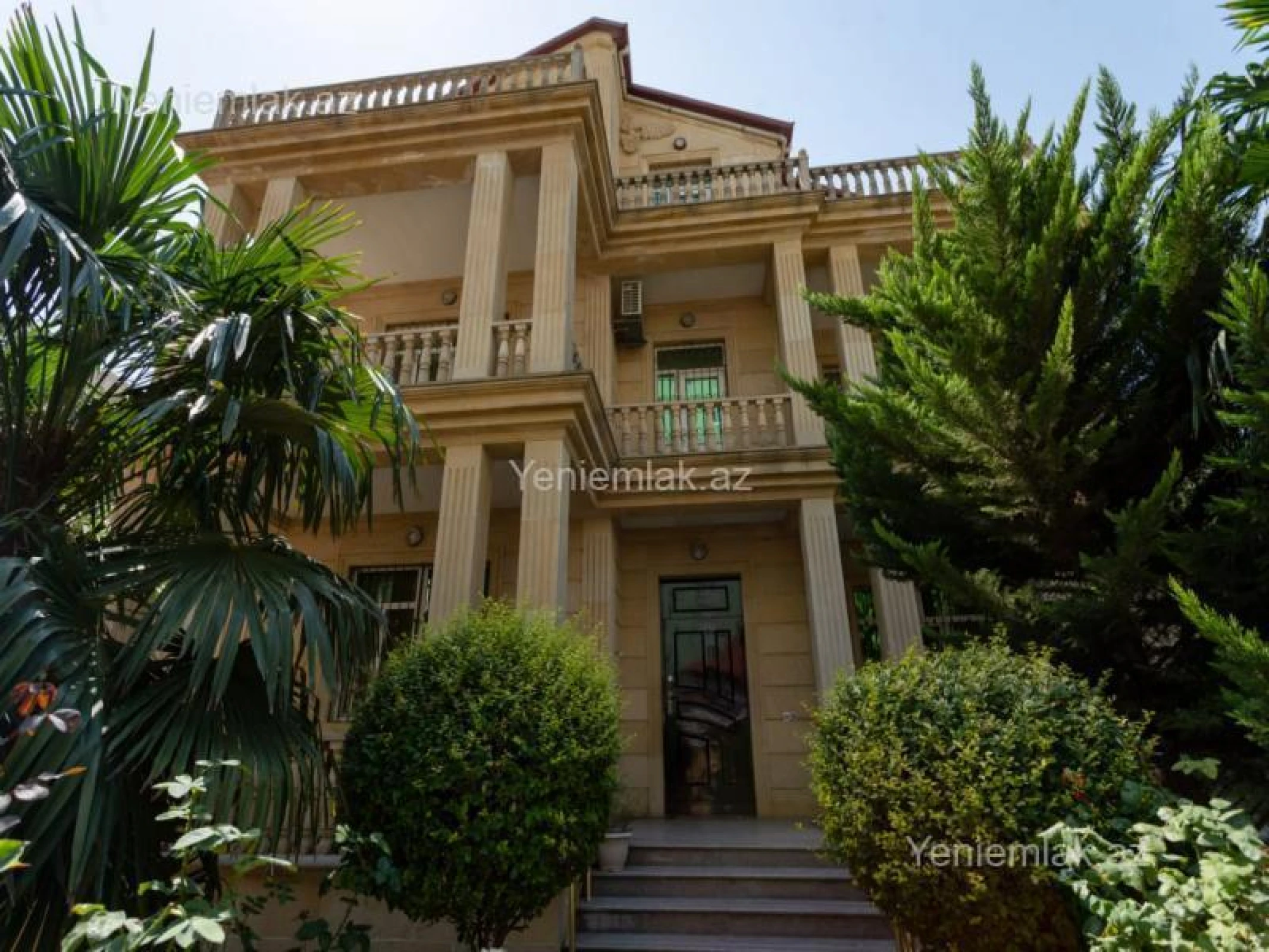 Satılır 9 otaqlı həyət evi 600 m²