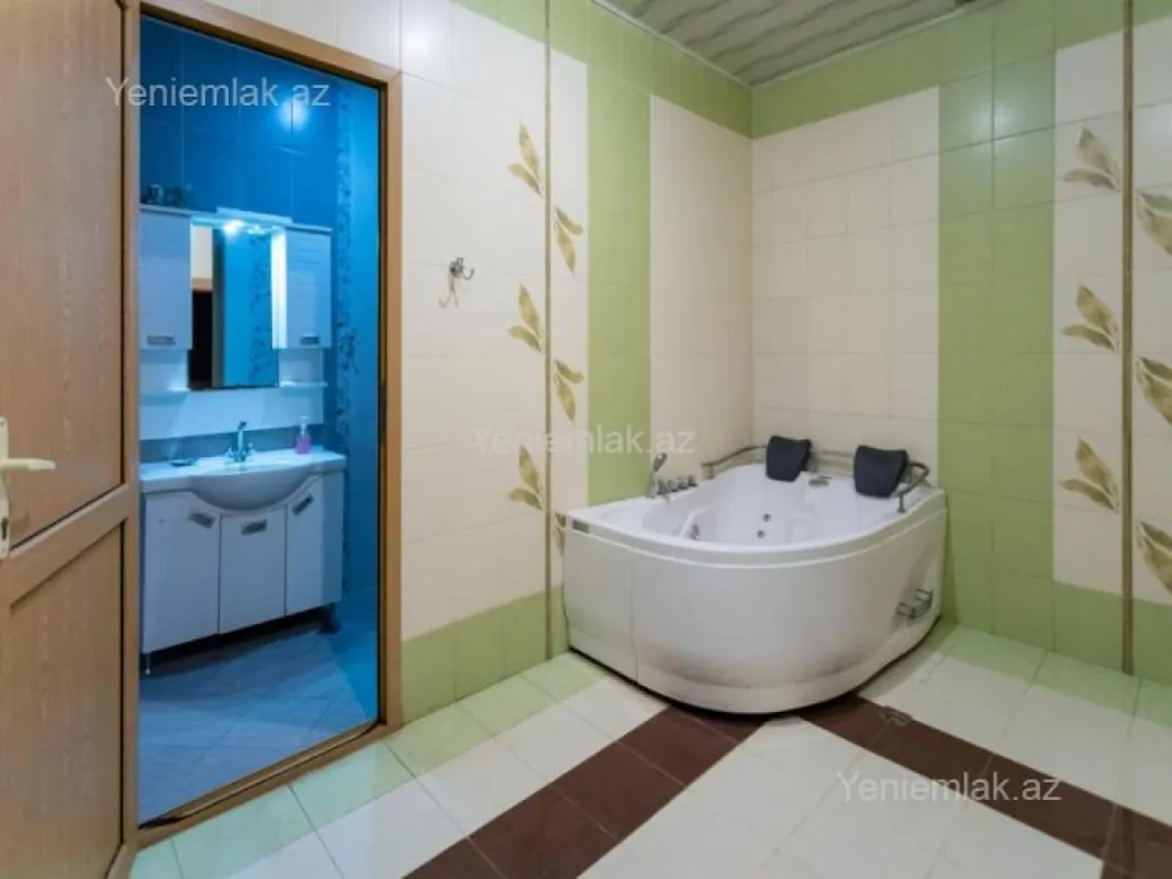 Satılır 9 otaqlı həyət evi 600 m²