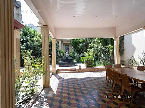 Satılır 9 otaqlı həyət evi 600 m²