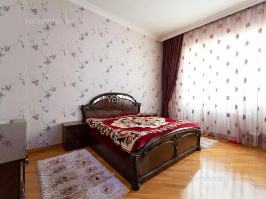 Satılır 9 otaqlı həyət evi 600 m²