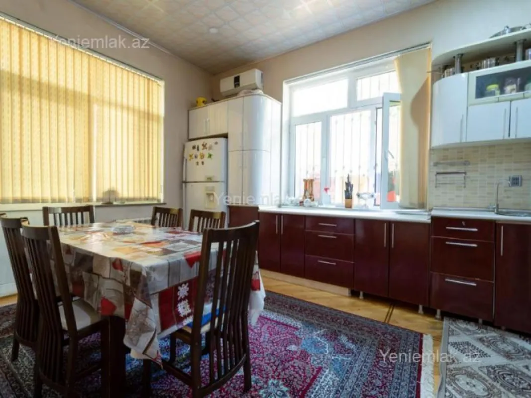 Satılır 9 otaqlı həyət evi 600 m²
