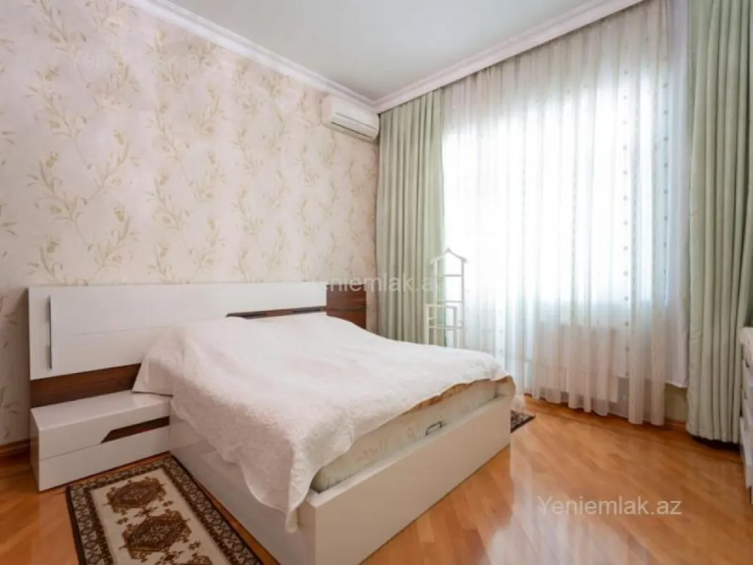 Satılır 9 otaqlı həyət evi 600 m²