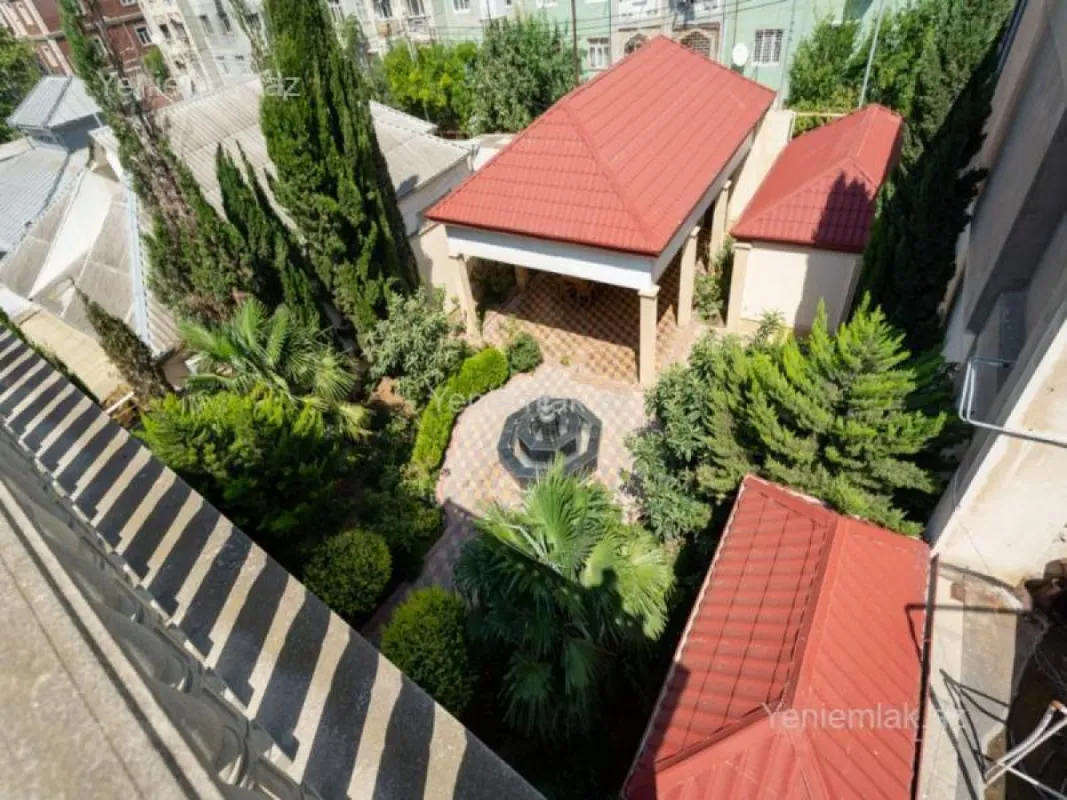 Satılır 9 otaqlı həyət evi 600 m²