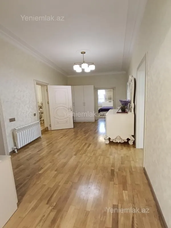 Satılır 5 otaqlı həyət evi 270 m²