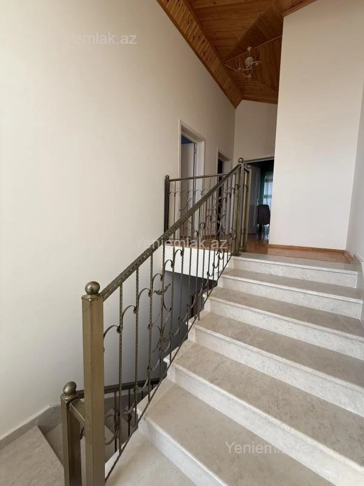 Satılır 5 otaqlı həyət evi 200 m²