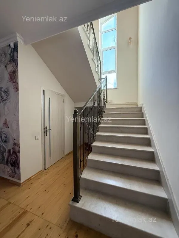 Satılır 5 otaqlı həyət evi 200 m²