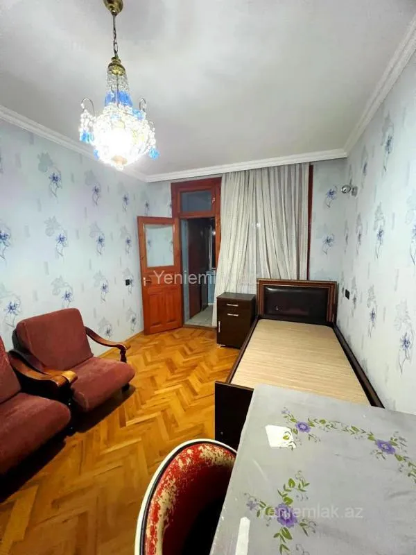 Satılır 5 otaqlı köhnə tikili 130 m²