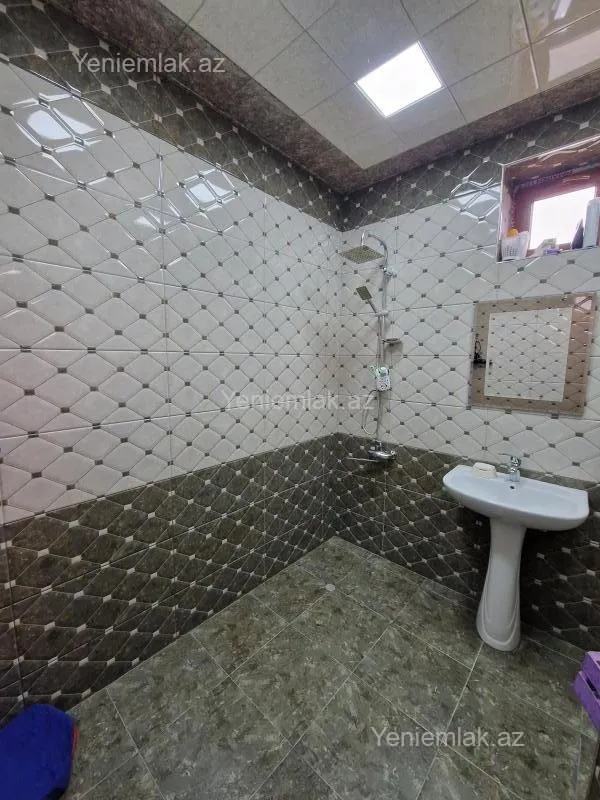 Satılır 5 otaqlı həyət evi 200 m²