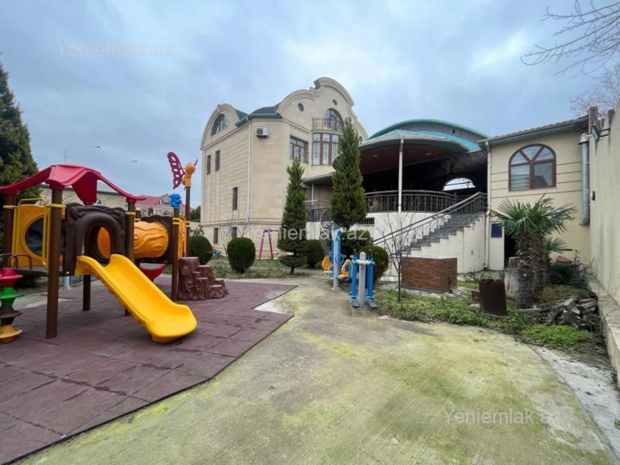 Satılır 10 otaqlı həyət evi 500 m²