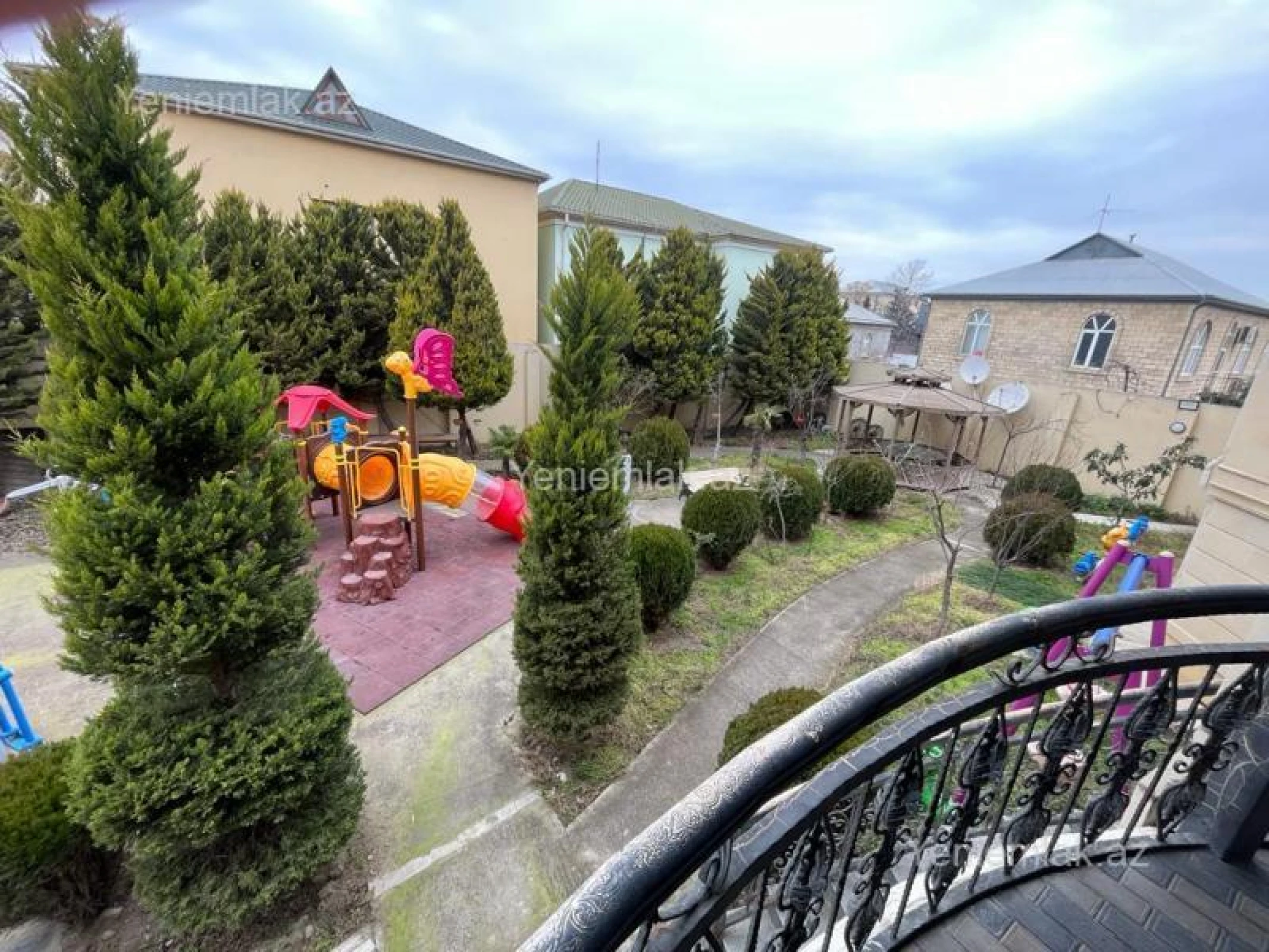 Satılır 10 otaqlı həyət evi 500 m²