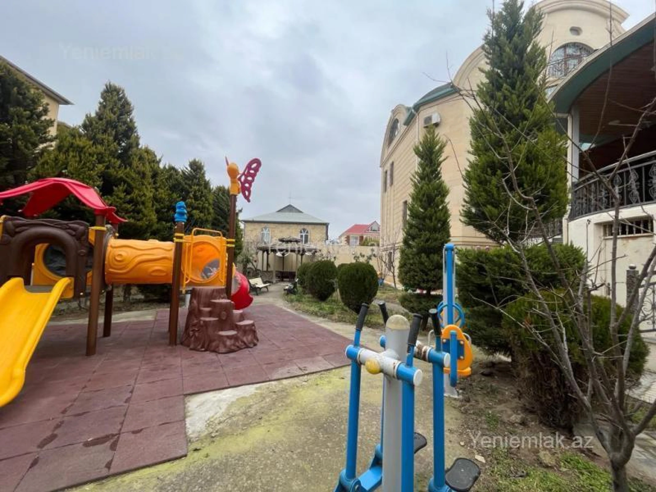 Satılır 10 otaqlı həyət evi 500 m²