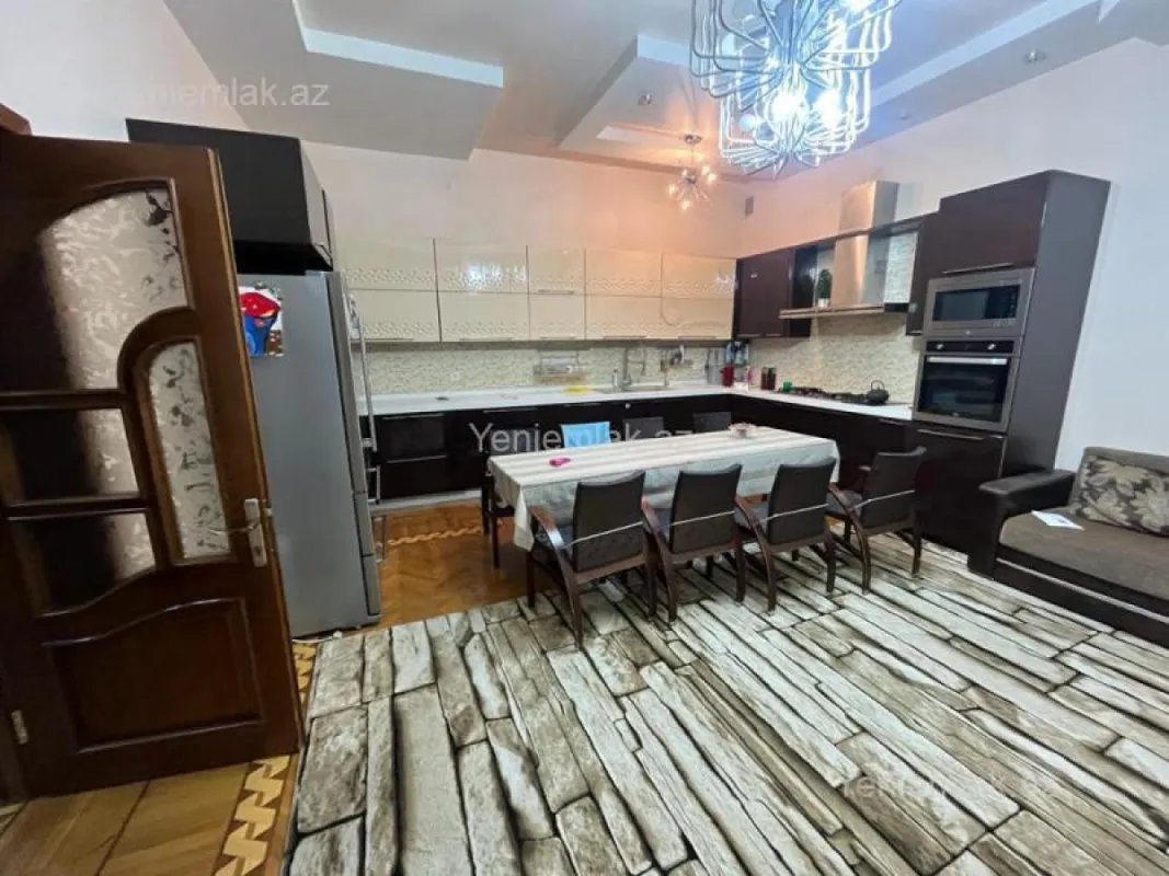 Satılır 10 otaqlı həyət evi 500 m²