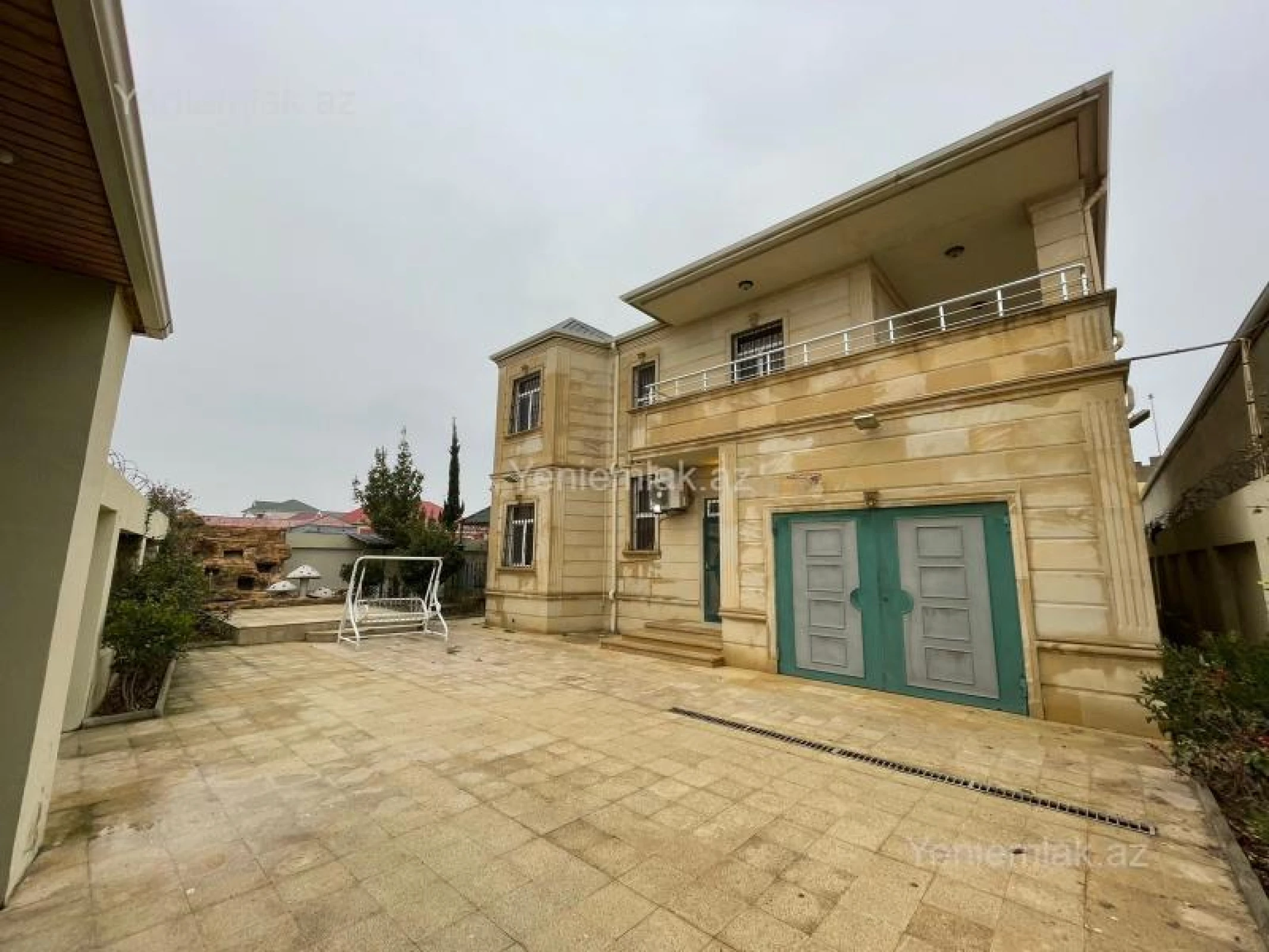 Satılır 5 otaqlı həyət evi 300 m²