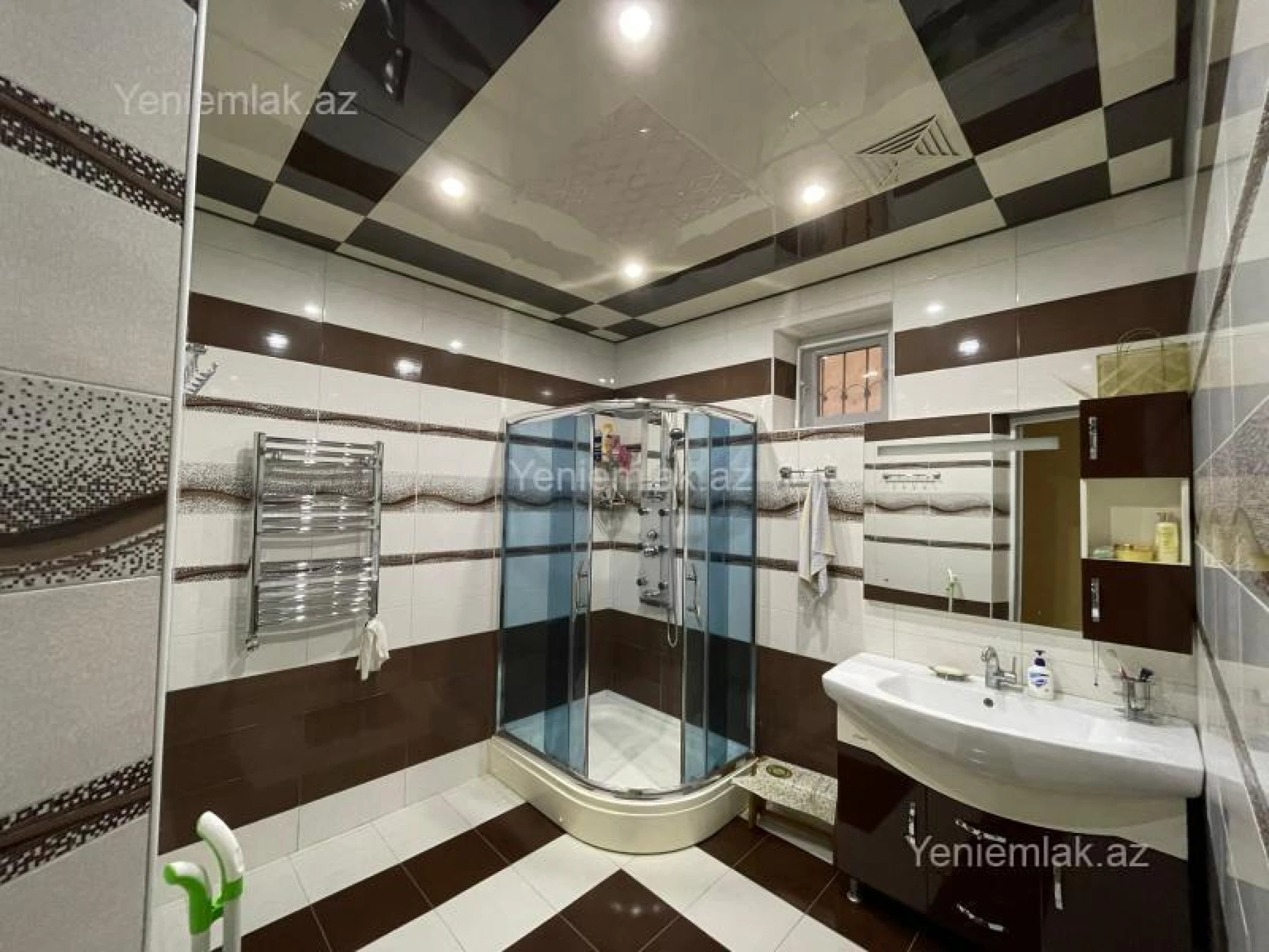 Satılır 5 otaqlı həyət evi 300 m²