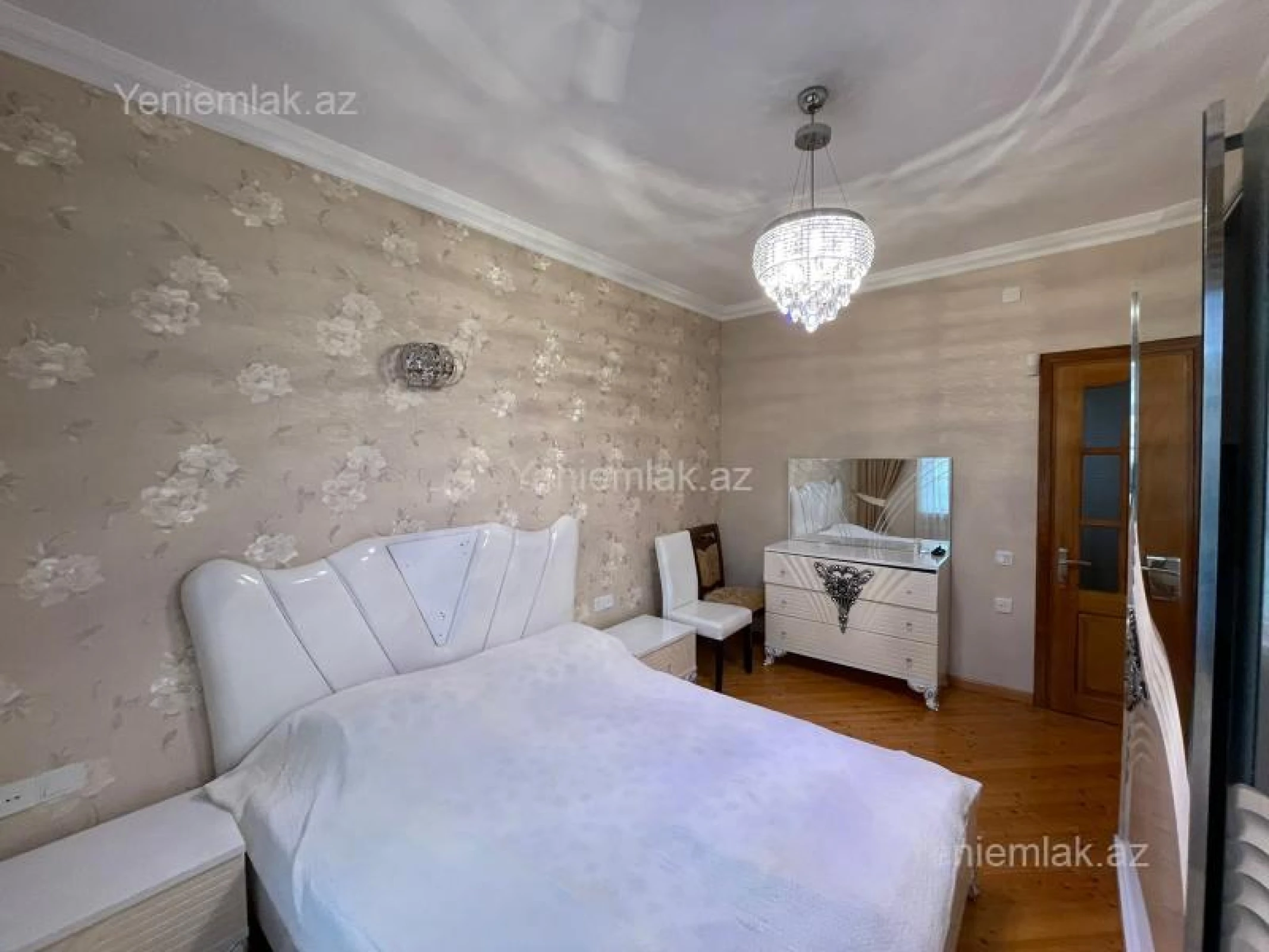 Satılır 5 otaqlı həyət evi 300 m²