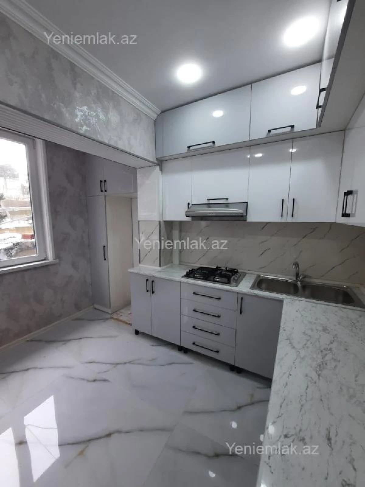 Satılır 4 otaqlı köhnə tikili 110 m²