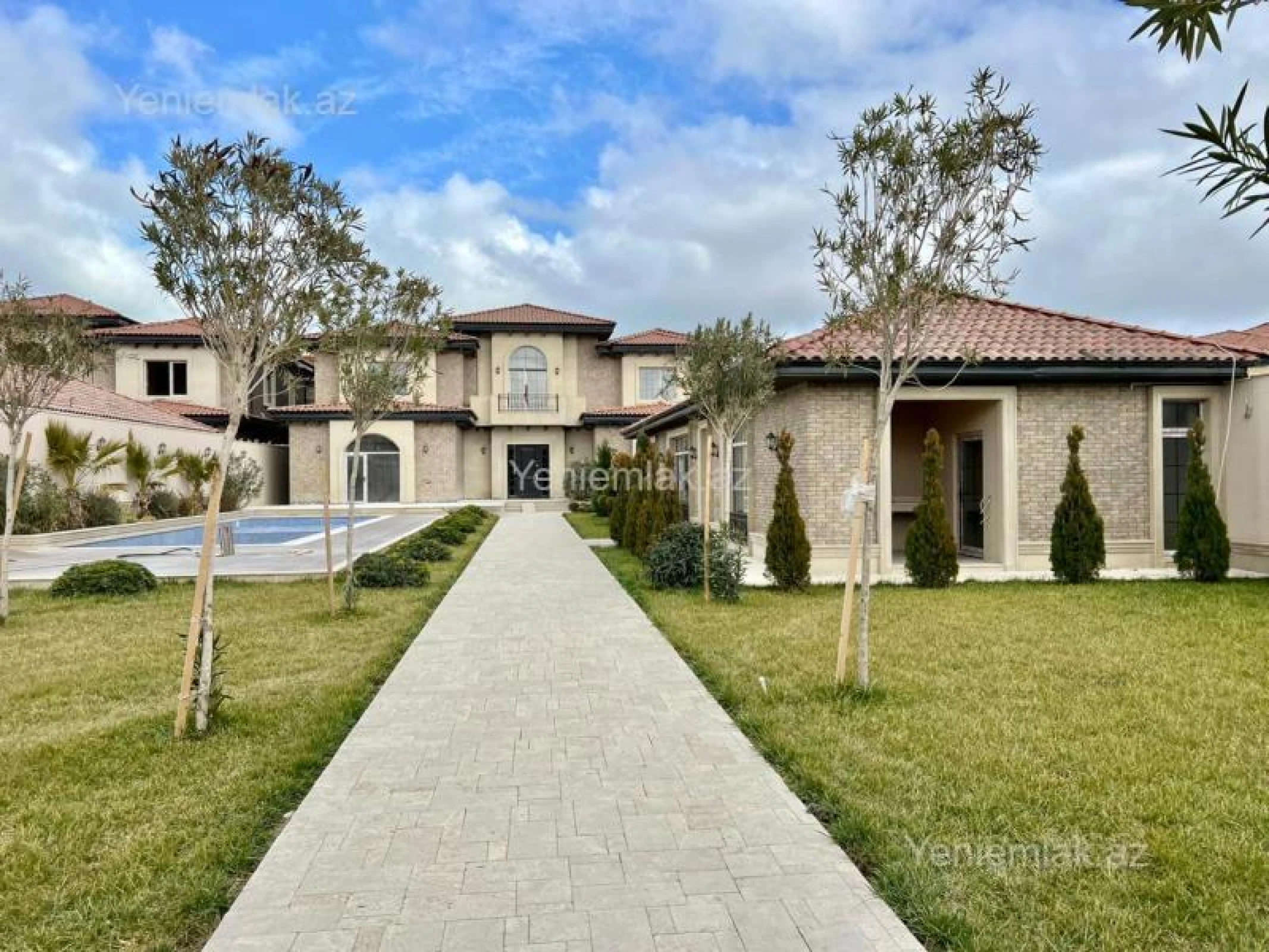 Satılır 7 otaqlı həyət evi 360 m²