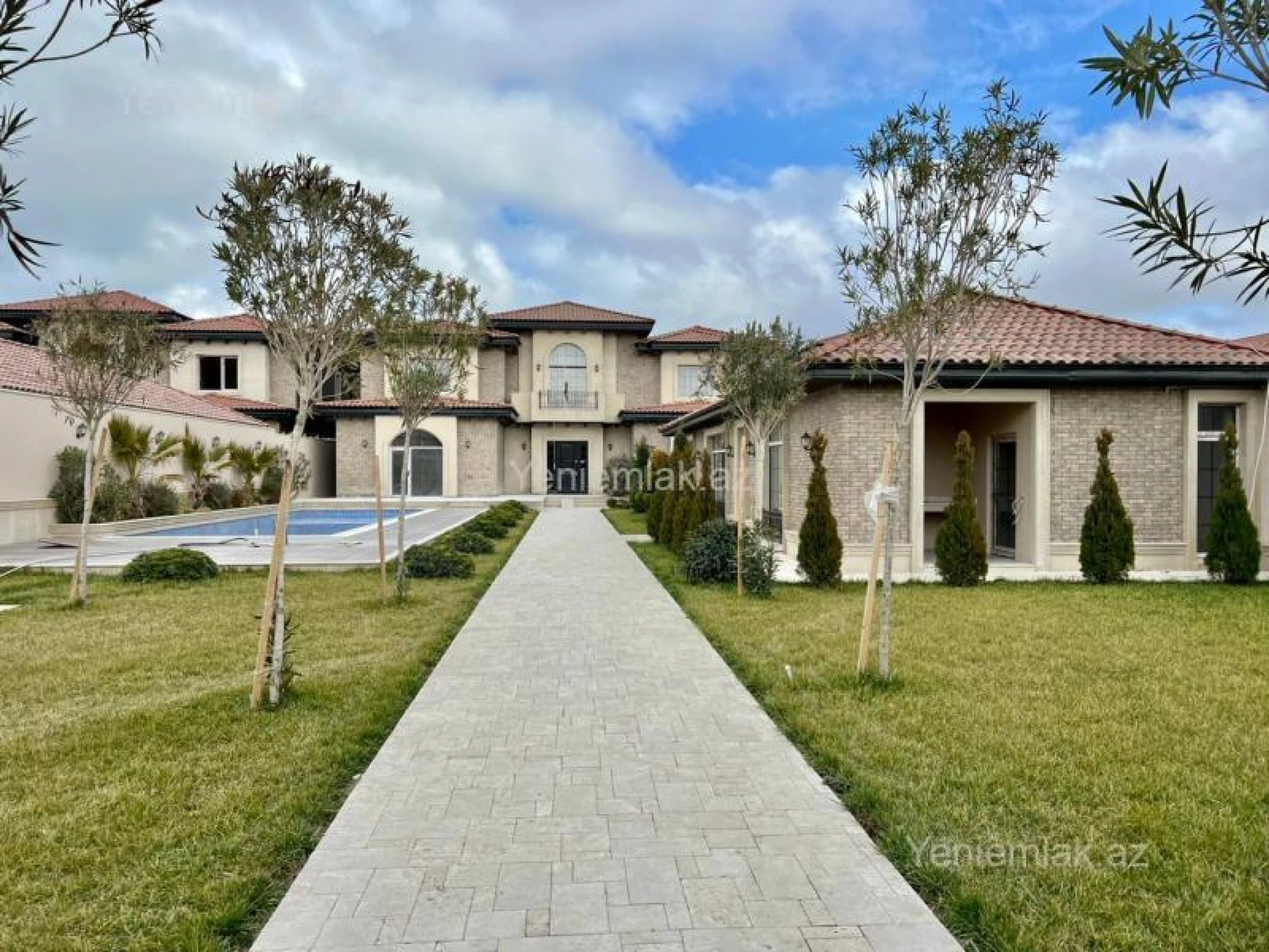 Satılır 7 otaqlı həyət evi 360 m²