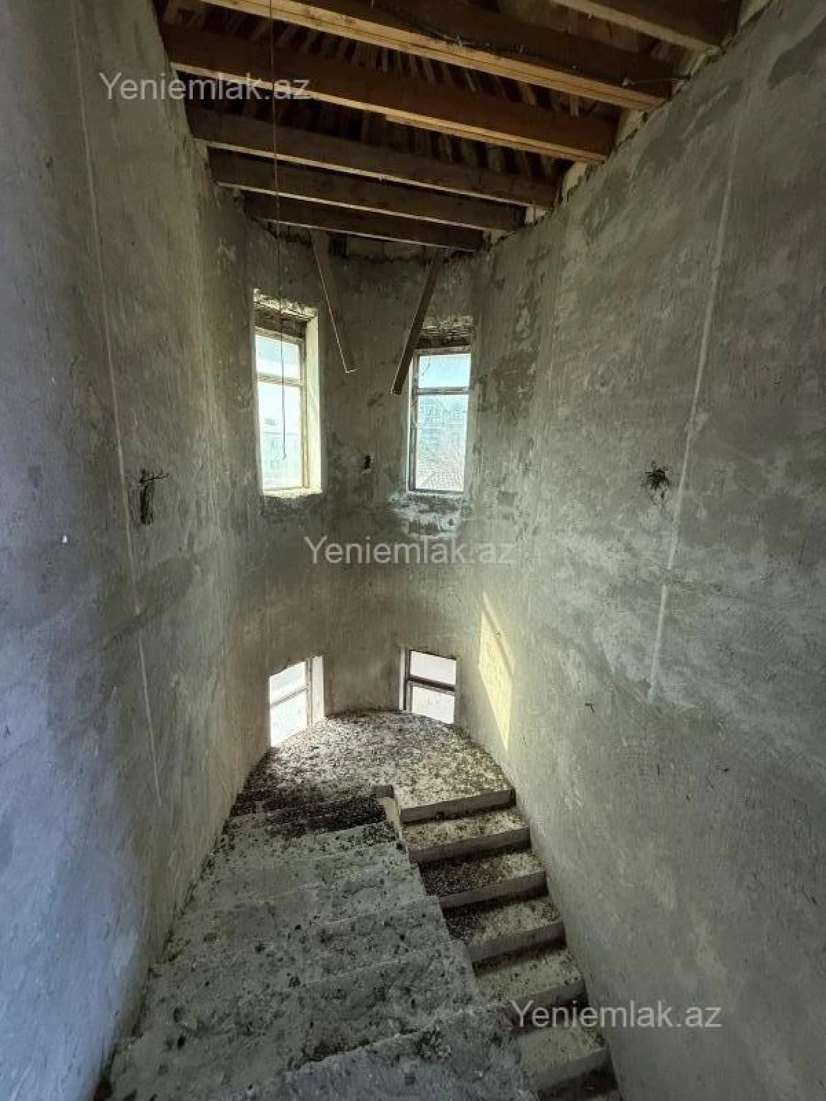 Satılır 5 otaqlı həyət evi 300 m²