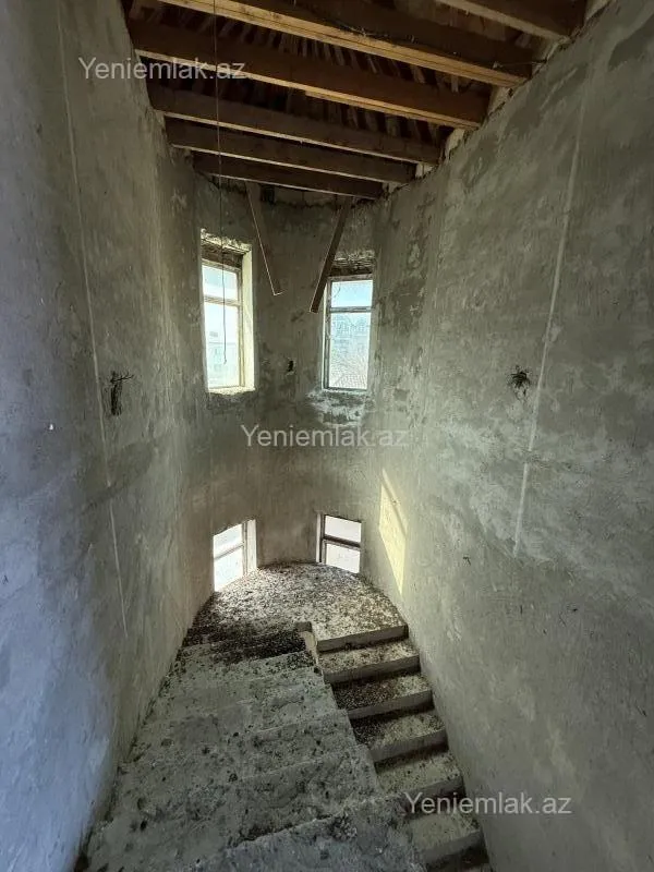 Satılır 5 otaqlı həyət evi 300 m²