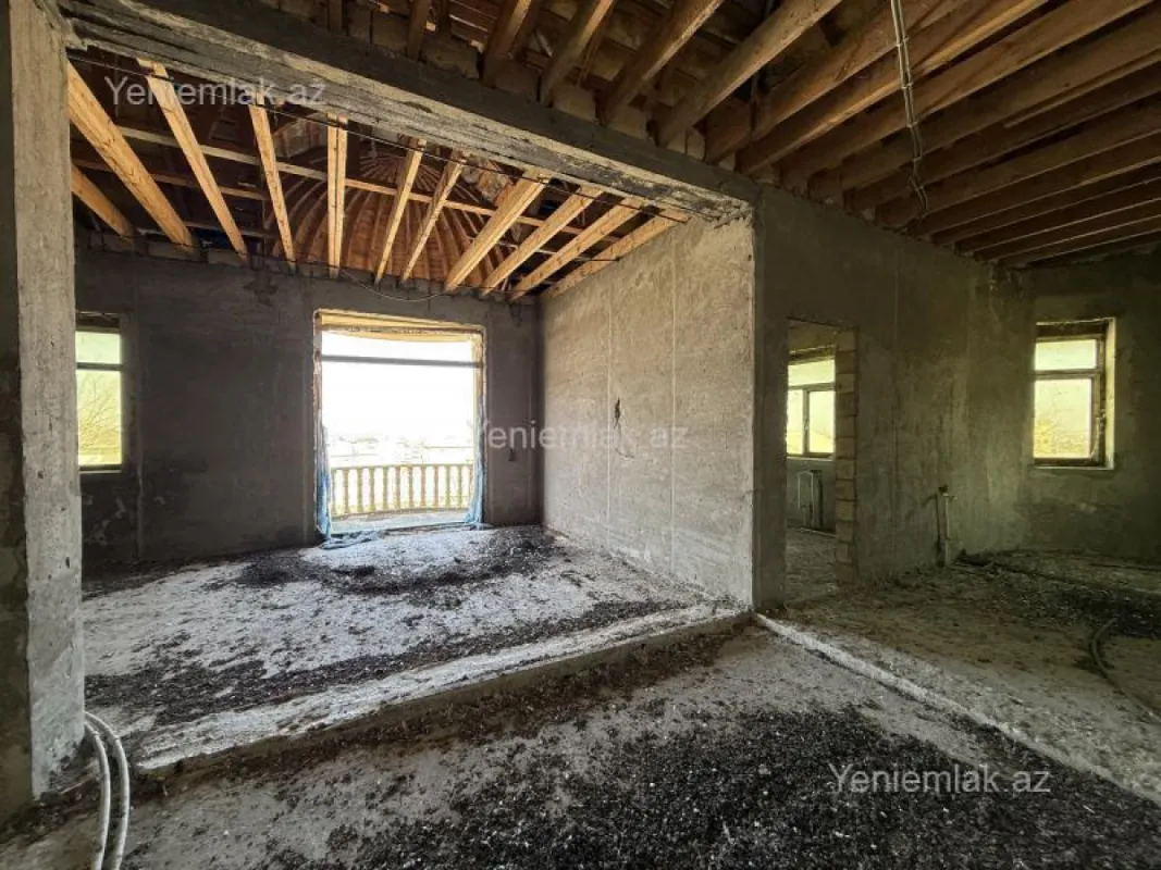 Satılır 5 otaqlı həyət evi 300 m²