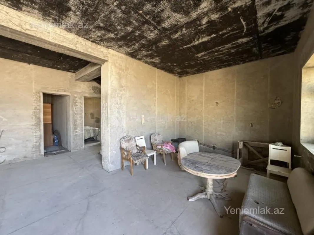 Satılır 5 otaqlı həyət evi 300 m²