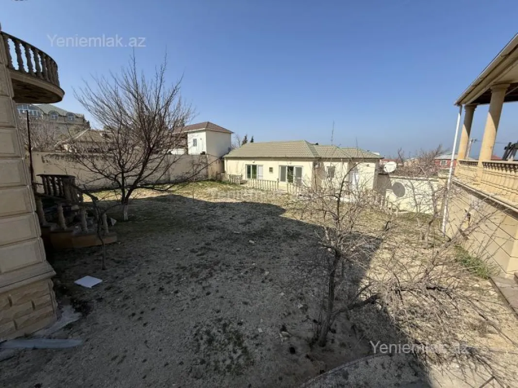 Satılır 5 otaqlı həyət evi 300 m²