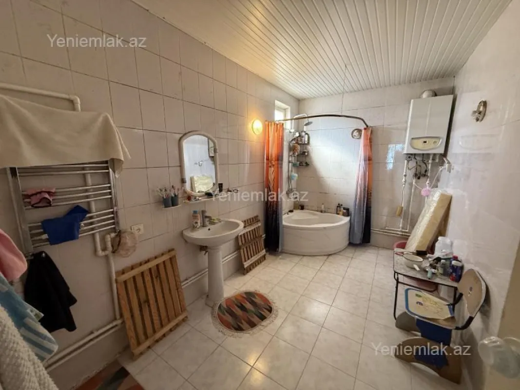 Satılır 5 otaqlı həyət evi 250 m²