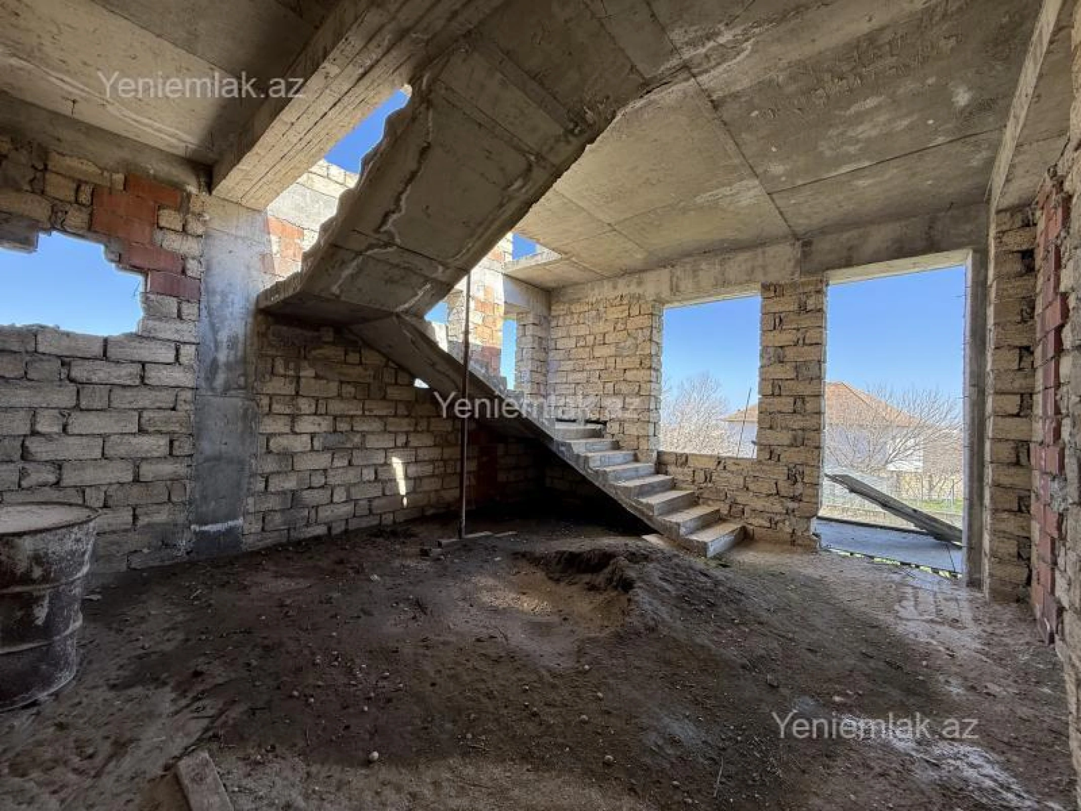 Satılır 4 otaqlı həyət evi 300 m²