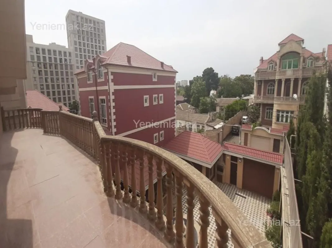 Satılır 7 otaqlı həyət evi 600 m²
