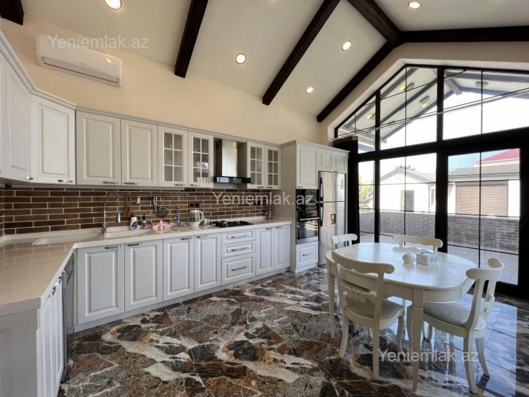 Satılır 6 otaqlı həyət evi 300 m²