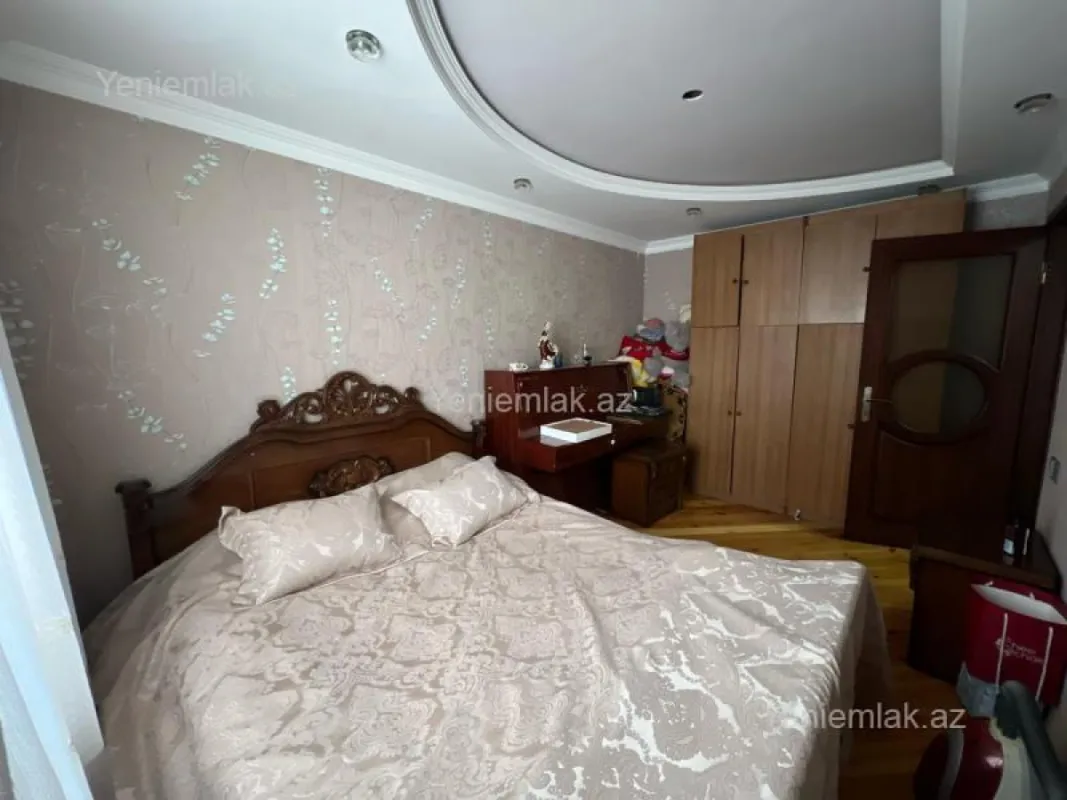 Satılır 4 otaqlı köhnə tikili 90 m²