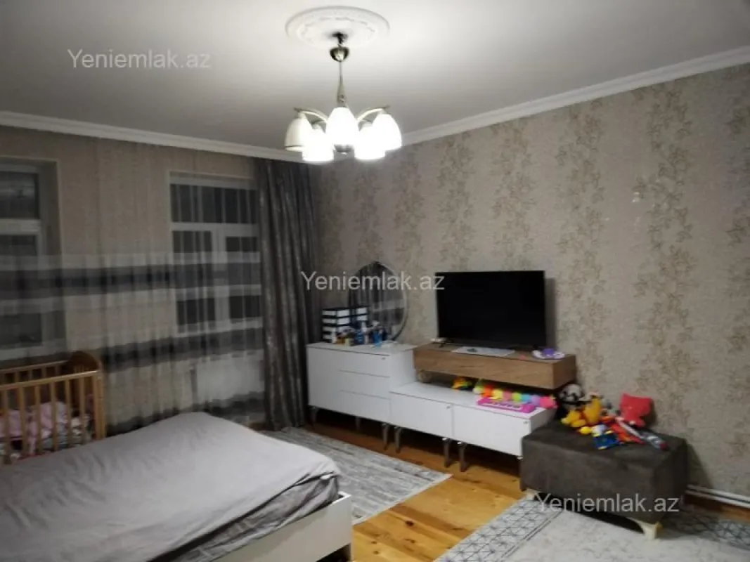 Satılır 7 otaqlı həyət evi 242 m²